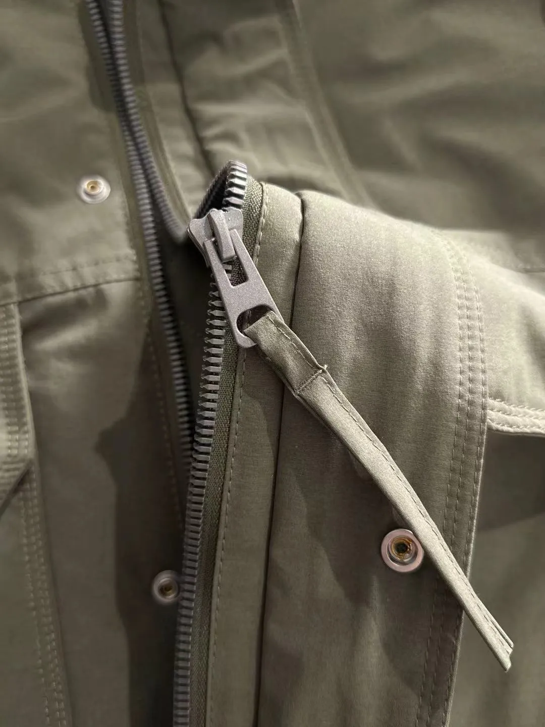 Two-day delivery time P960 Big Goose 🔥🔥 High-end customization 2025 winter official website's latest popular down jacket. Original custom-made hardware accessories for customers, all imported and original customization. Welcome to compare at the counter. Absolutely high quality. Use top-grade 90 white goose down. Super soft. Filled with fluffy and full feathers. Super heavy work. Fabric workmanship is excellent. The version is super perfect. Note⚠The fabric is super comfortable. Exclusive model. High-end quality. A must-have warm and protective artifact in winter. Size: M-3XL